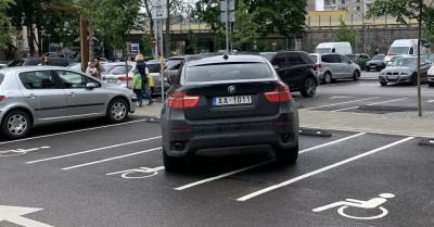 ФОТО: BMW X6 на парковке возле Akropole занял место для инвалидов