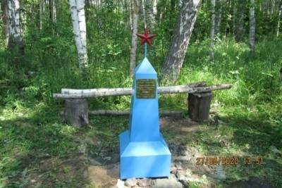 На болоте в Тверской области появилась стела погибшему летчику