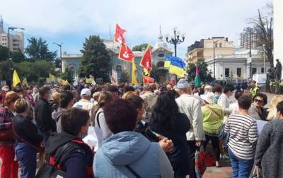 Возле Рады протестуют против админреформы