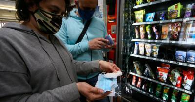 В московском метро вновь резко подешевели маски