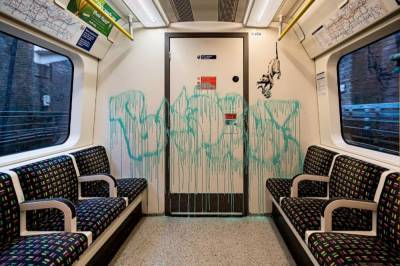 Бэнкси показал новую работу о коронавирусе в метро: рисунки стерли
