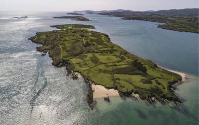 "Влюбился в пейзажи": европеец купил за €5,5 млн остров, не побывав там