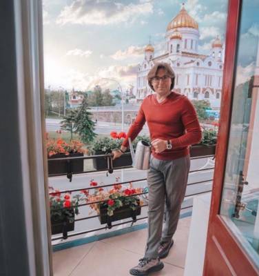 Андрей Малахов в халате похвастался “виртуальным лифтом” в своей квартире