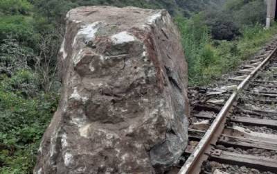Из-за падения каменной глыбы поврежден участок желдороги на севере Армении