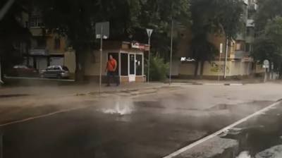 На дороге в Воронеже появился «фонтан» с кипятком