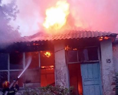 В Лисичанске для тушения горящего дома спасатели задействовали дополнительные силы и технику
