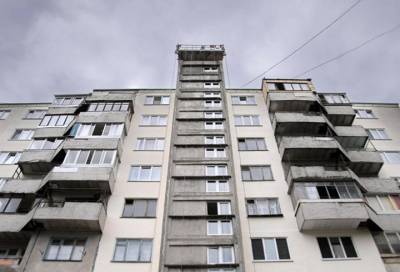В Сосновом Бору подросток упал с третьего этажа жилого дома