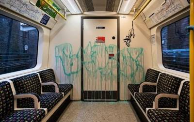 Посвященное COVID-19 граффити Бэнкси удалили в метро Лондона