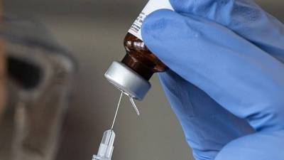Выписаны первые испытавшие на себе вакцину от COVID-19 — видео