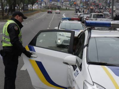 В Киеве пьяный водитель грубо нарушил ПДД, устроил ДТП и сбежал