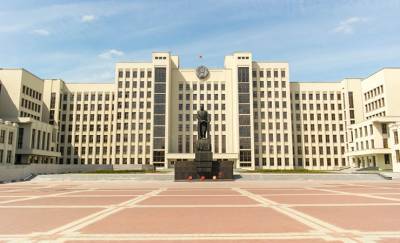 Возле Дома правительства в Минске выстроилась очередь, чтобы подать жалобу на отказ в регистрации кандидатом в президенты Виктора Бабарико