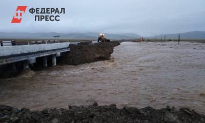 В Республике Алтай дожди едва не смыли мост