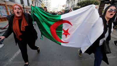 Суд Алжира приговорил двух экс-премьеров страны к 10 годам тюрьмы