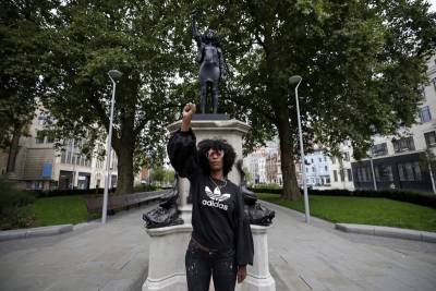 В Британии на месте памятника филантропу установили статую черной протестующей