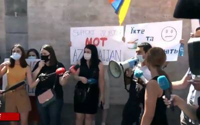 "Ешьте заваренный вами борщ": в Ереване провели акцию протеста перед посольством Украины