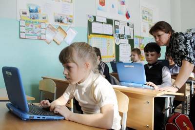 Школы Смоленской области продолжают подключать к Интернету