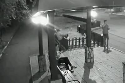 Подростки-вандалы в очередной раз сорвали светильники около павильона в Чите