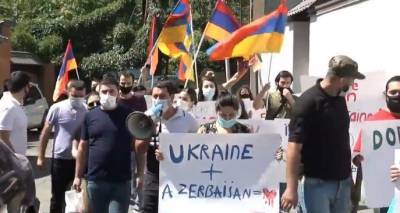 Митингующие в Ереване облили борщом посольство Украины