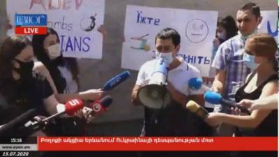 Посольство Украины в Армении облили борщом из-за заявления МИД о конфликте с Азербайджаном
