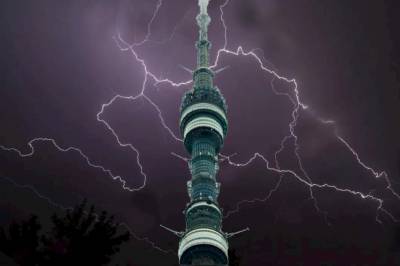 Останкинскую башню атаковали молнии. Видео