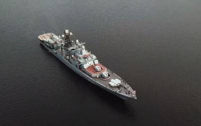 На видео сняли, как боевые корабли прибывают на парад ВМФ России