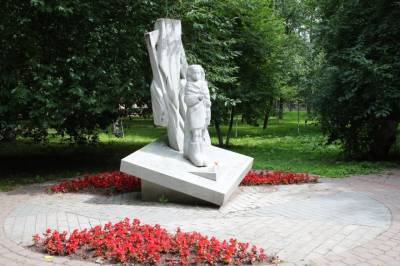Мемориальный яблоневый сад на Васильевском острове оборудуют детской площадкой