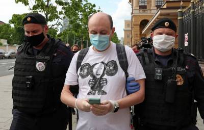 Главного редактора «Медиазоны» Сергея Смирнова оштрафовали на 15 тысяч рублей за пикет в поддержку Ильи Азара