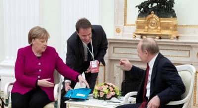 Путин в разговоре с Меркель пожаловался на Украину