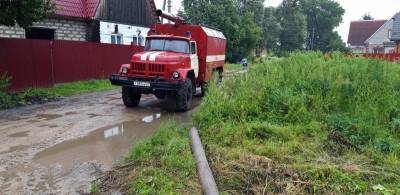 В райцентре Смоленской области на подтопленные приусадебные участки вызвали МЧС