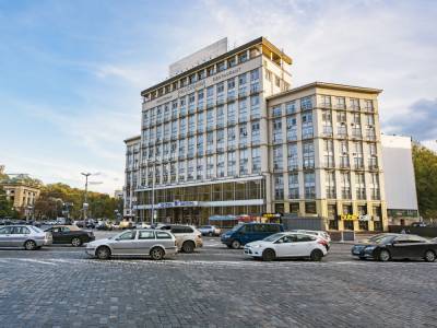 Киевский отель "Днепр" продан за 1,11 млрд грн. Зеленский заявил, что "начал приватизацию с себя"