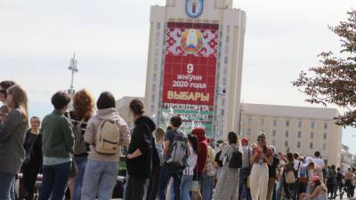 Жители Минска выстроились в очередь с жалобами в Центризбирком. ВИДЕО