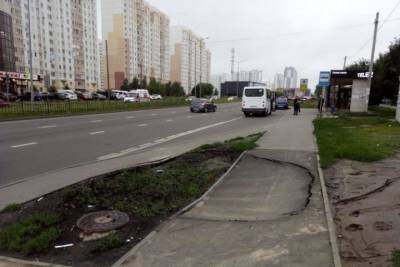 На проспекте Клыкова Курска от ливня просел тротуар