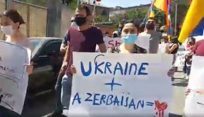 Молодежь закидала чашками с борщом посольство Украины в Ереване