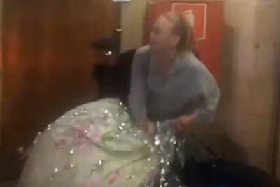 Беременная женщина с мешком мишуры устроила скандал в петербургском метро