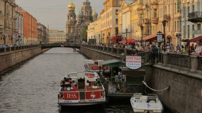 Речной трамвайчик отправился в свободное плавание и протаранил четыре судна в Петербурге