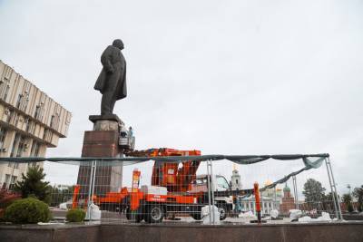 В Туле демонтируют гранитные плиты на памятнике Ленину