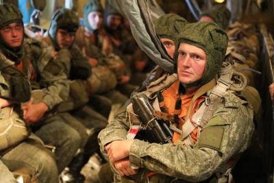 600 военнослужащих десантировалось во время учений под Псковом