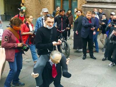 Активист привлек внимание петербуржцев оппозиционными штанами (фото)