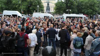 Противники поправок в Конституцию РФ в Петербурге пришли на сбор подписей со спиртным