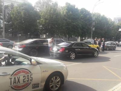 В Киеве столкнулись четыре элитных авто, образовались большие пробки