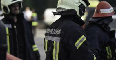 В Межапарке горит дом с мансардой: на месте ЧП работают 35 спасателей