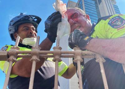 Протестующие в Нью-Йорке жестоко избили полицейских (видео)