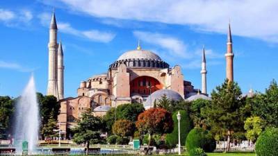 В Турции на территории собора Святой Софии демонтировали музейный знак