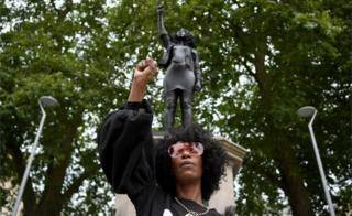 В Бристоле поставили статую протестующей против расизма на месте памятника работорговцу