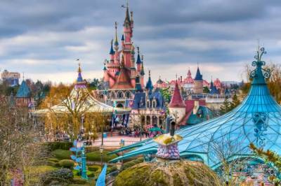 В Париже вновь запустился Disneyland и открылись все этажи Эйфелевой башни