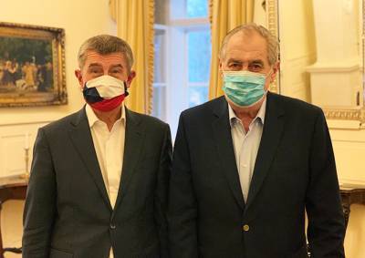 Президент и премьер Чехии сфотографировались в масках