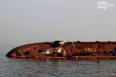 Мининфраструктуры пообещал достать токсичный танкер "Delfi" со дна Черного моря до 20 июля