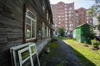 Жуткие условия проживания показали жители деревянных бараков Новосибирска
