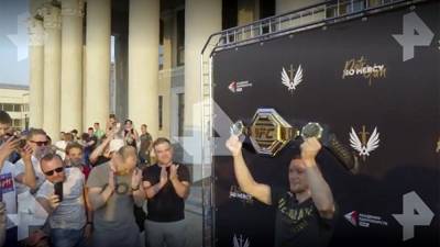 Российский боец Петр Ян вернулся в Екатеринбург с поясом чемпиона UFC