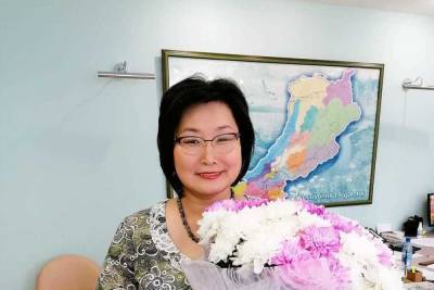 Министру здравоохранения Бурятии на день рождения подарили огромный букет хризантем